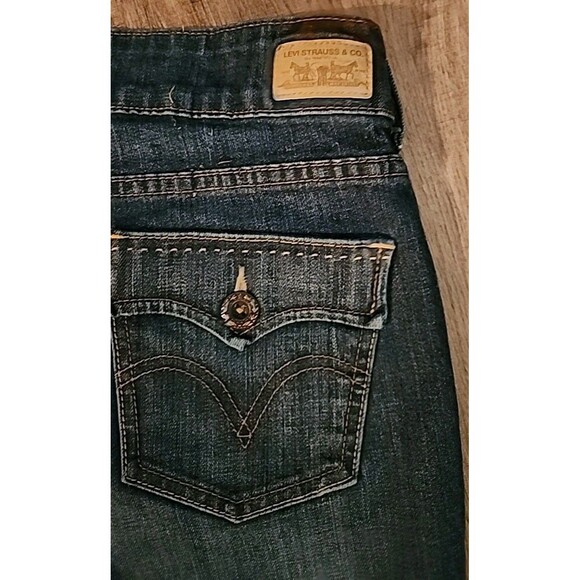 Levis Womens Jean Shorts Slender Bootcut 526 Size 8 Medium Wash Denim - Picture 4 of 10
